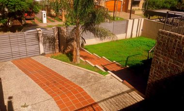 ARGUELLO-GRAN CASA-4 Dorm-1 suite/vestidor-4 baños-Cava-Doble cochera-Pileta- 3 terrazas