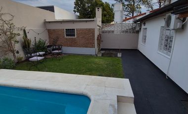 Excelente chalet de 2 dormitorios, garage, fondo libre y piscina. Banfield Este
