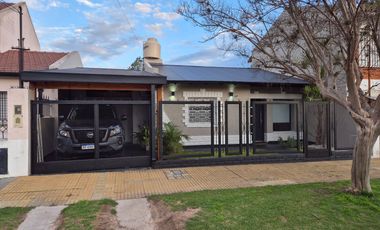 Excelente chalet de 2 dormitorios, garage, fondo libre y piscina. Banfield Este
