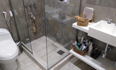 Excelente chalet de 2 dormitorios, garage, fondo libre y piscina. Banfield Este