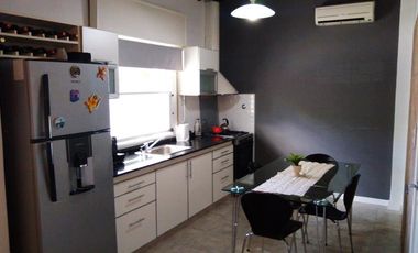 Excelente chalet de 2 dormitorios, garage, fondo libre y piscina. Banfield Este