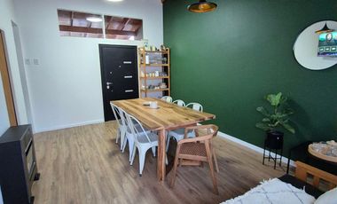 Excelente chalet de 2 dormitorios, garage, fondo libre y piscina. Banfield Este