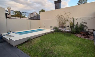 Excelente chalet de 2 dormitorios, garage, fondo libre y piscina. Banfield Este