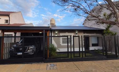 Excelente chalet de 2 dormitorios, garage, fondo libre y piscina. Banfield Este