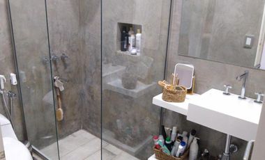 Excelente chalet de 2 dormitorios, garage, fondo libre y piscina. Banfield Este