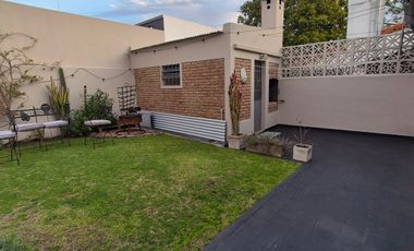 Excelente chalet de 2 dormitorios, garage, fondo libre y piscina. Banfield Este