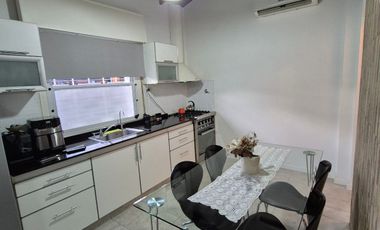 Excelente chalet de 2 dormitorios, garage, fondo libre y piscina. Banfield Este