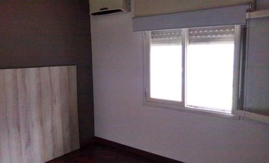 Excelente chalet de 2 dormitorios, garage, fondo libre y piscina. Banfield Este