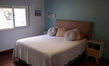 Excelente chalet de 2 dormitorios, garage, fondo libre y piscina. Banfield Este