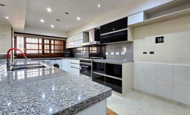Venta Casa 5 ambientes en Villa Devoto con cocheras, jardín, piscina, suite. 3 plantas