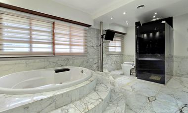 Venta Casa 5 ambientes en Villa Devoto con cocheras, jardín, piscina, suite. 3 plantas