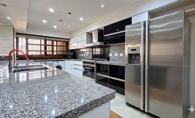 Venta Casa 5 ambientes en Villa Devoto con cocheras, jardín, piscina, suite. 3 plantas