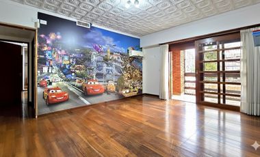 Venta Casa 5 ambientes en Villa Devoto con cocheras, jardín, piscina, suite. 3 plantas