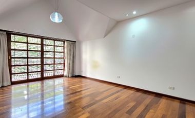 Venta Casa 5 ambientes en Villa Devoto con cocheras, jardín, piscina, suite. 3 plantas