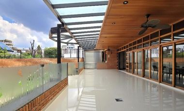 Venta Casa 5 ambientes en Villa Devoto con cocheras, jardín, piscina, suite. 3 plantas