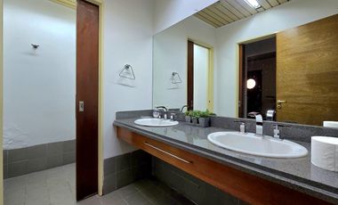 Venta Casa 5 ambientes en Villa Devoto con cocheras, jardín, piscina, suite. 3 plantas