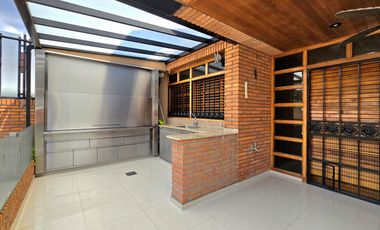 Venta Casa 5 ambientes en Villa Devoto con cocheras, jardín, piscina, suite. 3 plantas