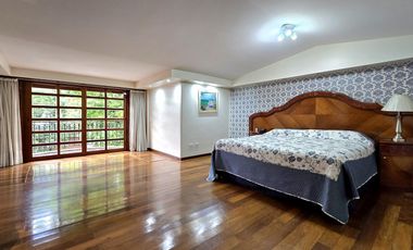 Venta Casa 5 ambientes en Villa Devoto con cocheras, jardín, piscina, suite. 3 plantas