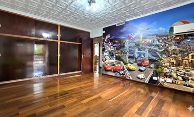 Venta Casa 5 ambientes en Villa Devoto con cocheras, jardín, piscina, suite. 3 plantas