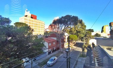 Confortable y cómodo 2 ambientes,con balcón a la calle,muy céntrico!!