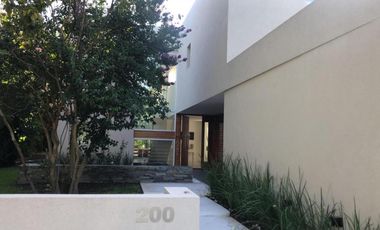 Casa en venta - 4 Dormitorios 5 Baños - Temperley