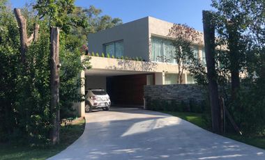 Casa en venta - 4 Dormitorios 5 Baños - Temperley