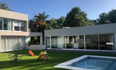 Casa en venta - 4 Dormitorios 5 Baños - Temperley