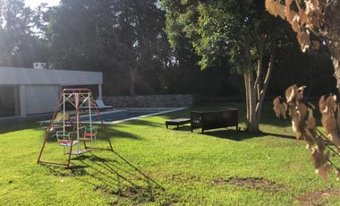 Casa en venta - 4 Dormitorios 5 Baños - Temperley