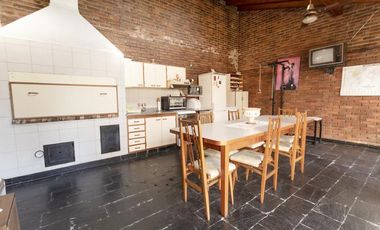 VENTA CASA 5 AMB 307 M2 COCHERA 2 AUTOS PATIO VALENTIN ALSINA LANUS