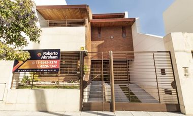 VENTA CASA 5 AMB 307 M2 COCHERA 2 AUTOS PATIO VALENTIN ALSINA LANUS