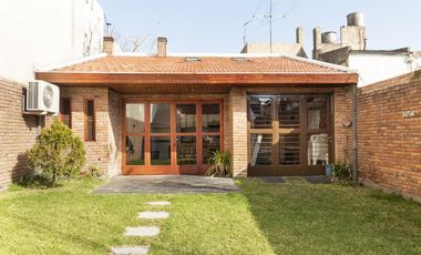 VENTA CASA 5 AMB 307 M2 COCHERA 2 AUTOS PATIO VALENTIN ALSINA LANUS