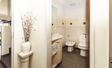 VENTA CASA 5 AMB 307 M2 COCHERA 2 AUTOS PATIO VALENTIN ALSINA LANUS