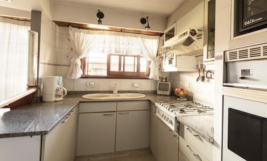 VENTA CASA 5 AMB 307 M2 COCHERA 2 AUTOS PATIO VALENTIN ALSINA LANUS