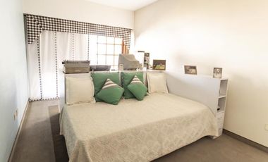 VENTA CASA 5 AMB 307 M2 COCHERA 2 AUTOS PATIO VALENTIN ALSINA LANUS