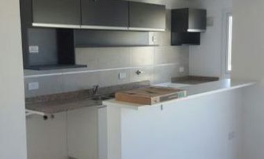 DEPTO DOS AMBIENTES CON COCHERA - FRENTE A LA ESTACION DE BANFIELD