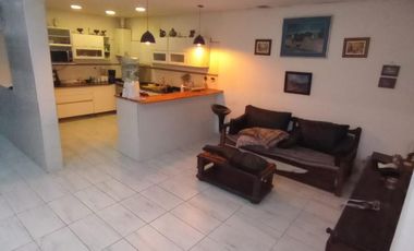 Casa de 4 ambientes y consultorio u oficina en venta en Lomas oeste, cochera y terraza con parrilla