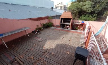 Casa de 4 ambientes y consultorio u oficina en venta en Lomas oeste, cochera y terraza con parrilla