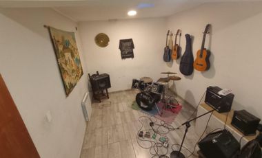 Casa de 4 ambientes y consultorio u oficina en venta en Lomas oeste, cochera y terraza con parrilla