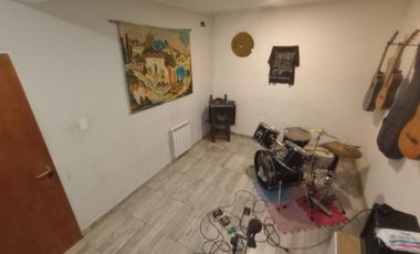 Casa de 4 ambientes y consultorio u oficina en venta en Lomas oeste, cochera y terraza con parrilla