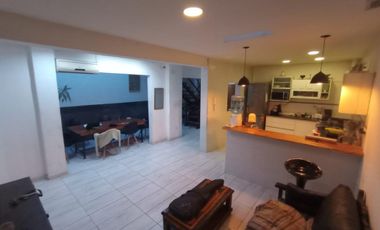 Casa de 4 ambientes y consultorio u oficina en venta en Lomas oeste, cochera y terraza con parrilla