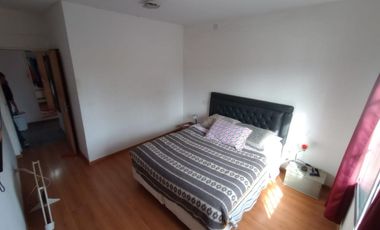 Casa de 4 ambientes y consultorio u oficina en venta en Lomas oeste, cochera y terraza con parrilla