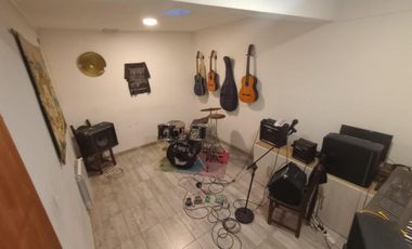 Casa de 4 ambientes y consultorio u oficina en venta en Lomas oeste, cochera y terraza con parrilla