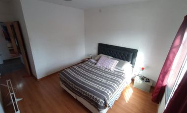 Casa de 4 ambientes y consultorio u oficina en venta en Lomas oeste, cochera y terraza con parrilla