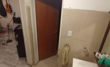 Casa de 4 ambientes y consultorio u oficina en venta en Lomas oeste, cochera y terraza con parrilla