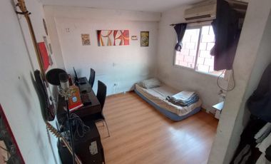 Casa de 4 ambientes y consultorio u oficina en venta en Lomas oeste, cochera y terraza con parrilla