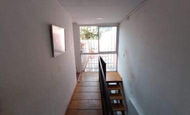 Casa de 4 ambientes y consultorio u oficina en venta en Lomas oeste, cochera y terraza con parrilla