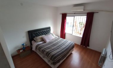 Casa de 4 ambientes y consultorio u oficina en venta en Lomas oeste, cochera y terraza con parrilla