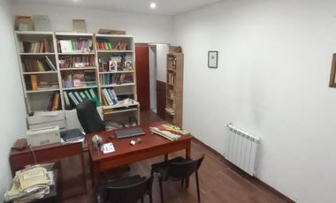 Casa de 4 ambientes y consultorio u oficina en venta en Lomas oeste, cochera y terraza con parrilla