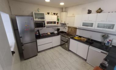 Casa de 4 ambientes y consultorio u oficina en venta en Lomas oeste, cochera y terraza con parrilla