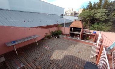 Casa de 4 ambientes y consultorio u oficina en venta en Lomas oeste, cochera y terraza con parrilla